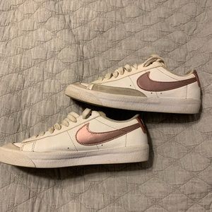 Womens Nike Blazers Low 77 white/pink glaze. Size 6Y.